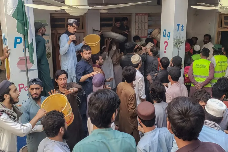 Mueren 32 alumnos y una profesora al derrumbarse el techo de un colegio en Pakistán